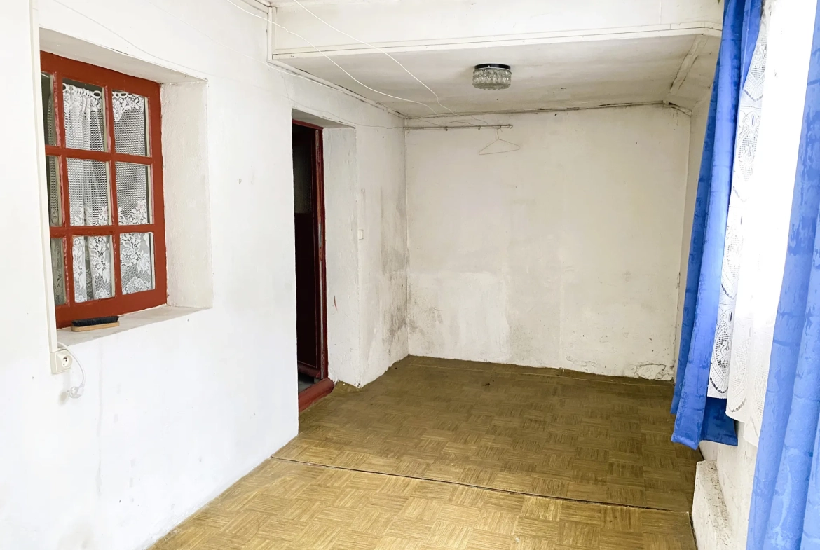Maison de ville à Château-Renard à vendre avec garage et cour, à rénover 