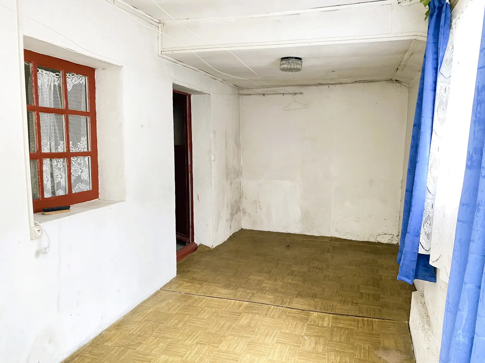 Maison de ville à Château-Renard à vendre avec garage et cour, à rénover 