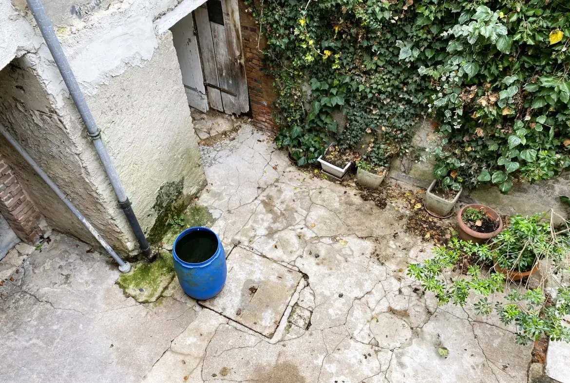 Maison de ville à Château-Renard à vendre avec garage et cour, à rénover 