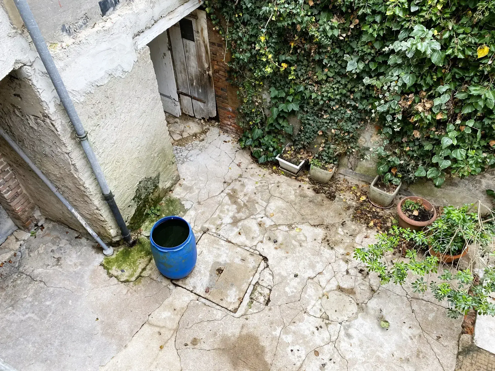 Maison de ville à Château-Renard à vendre avec garage et cour, à rénover 