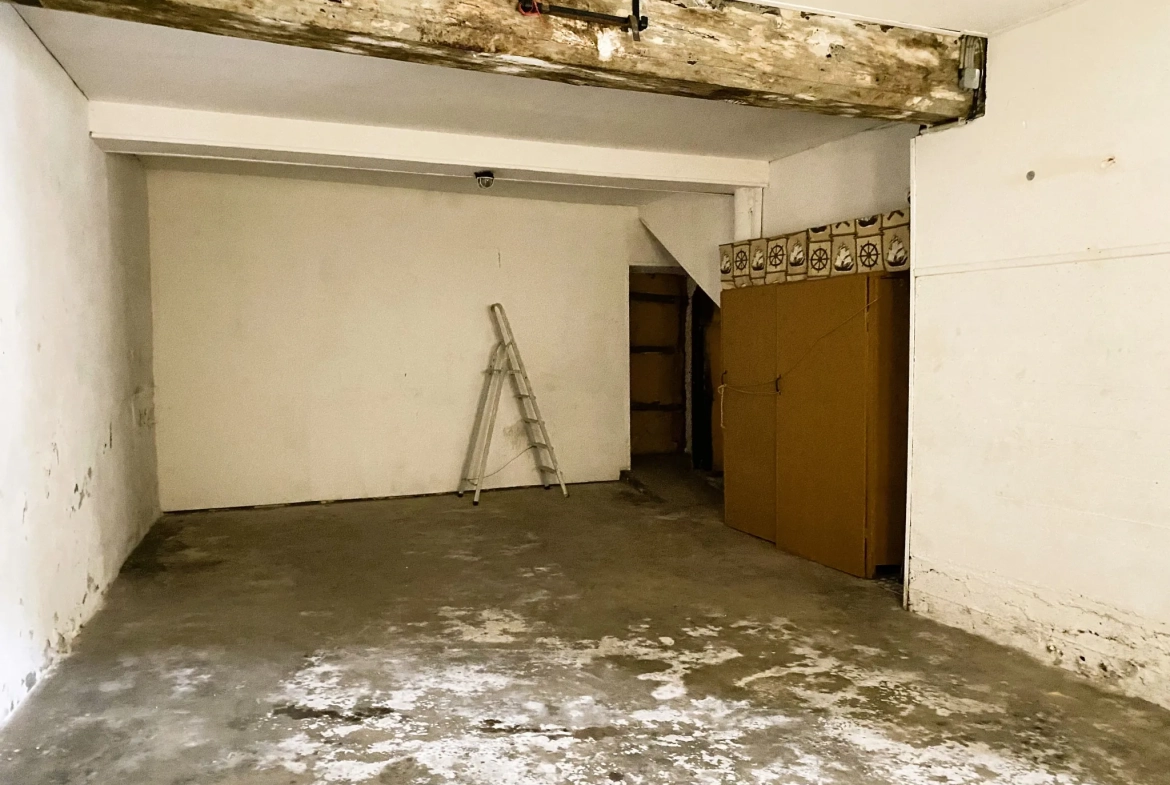 Maison de ville à Château-Renard à vendre avec garage et cour, à rénover 