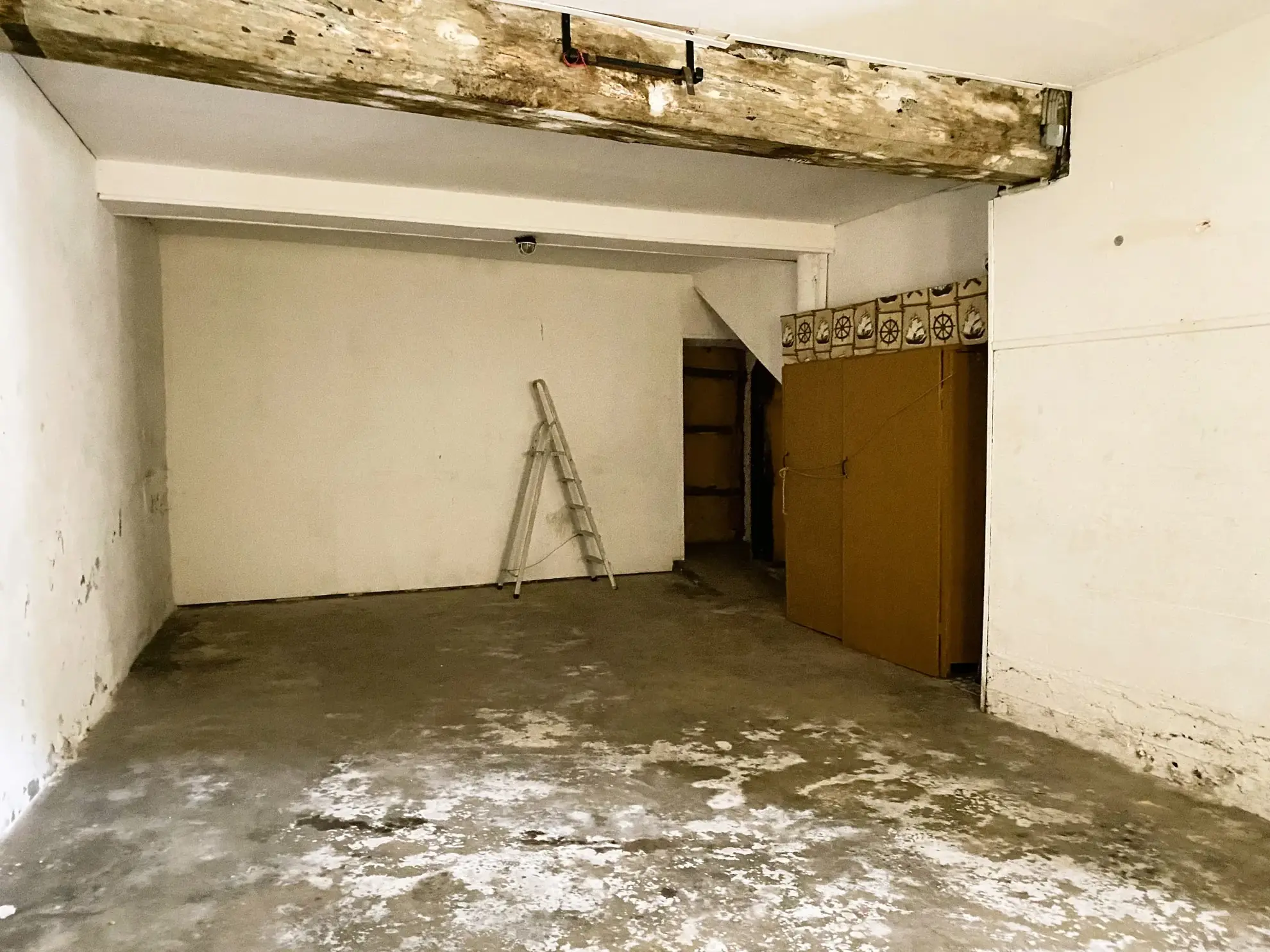 Maison de ville à Château-Renard à vendre avec garage et cour, à rénover 