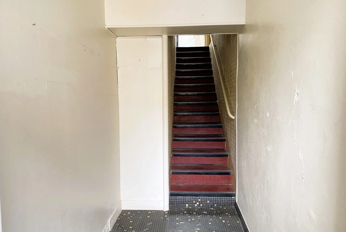 Maison de ville à Château-Renard à vendre avec garage et cour, à rénover 