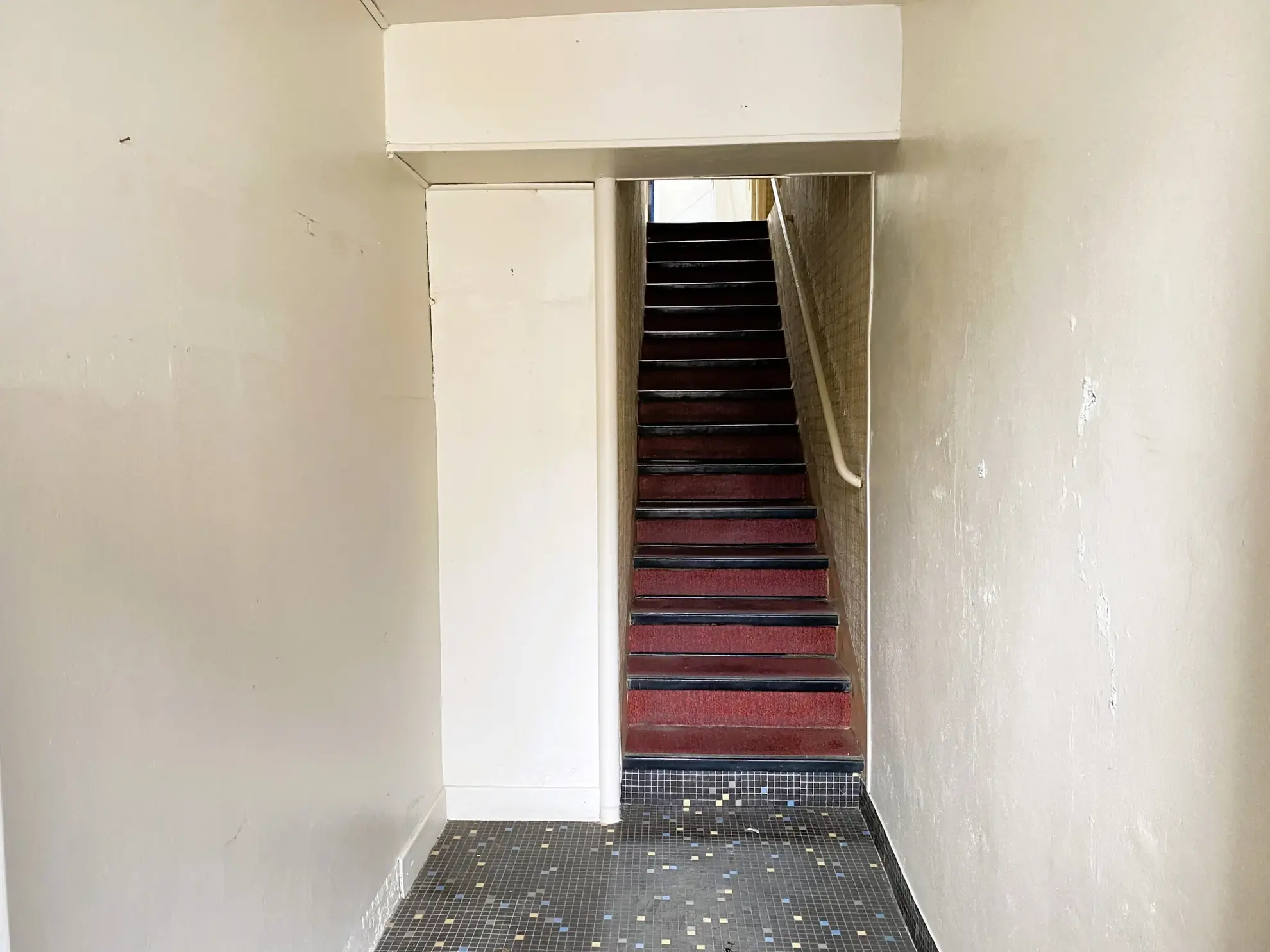 Maison de ville à Château-Renard à vendre avec garage et cour, à rénover 
