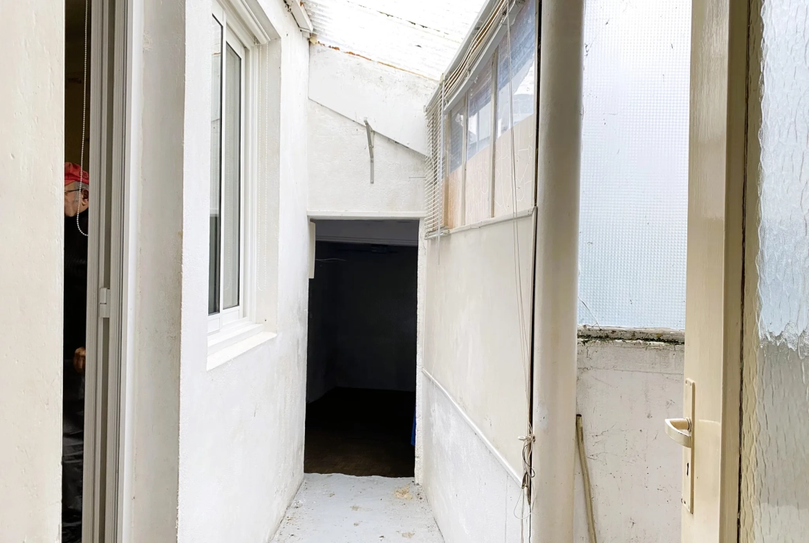 Maison de ville à Château-Renard à vendre avec garage et cour, à rénover 