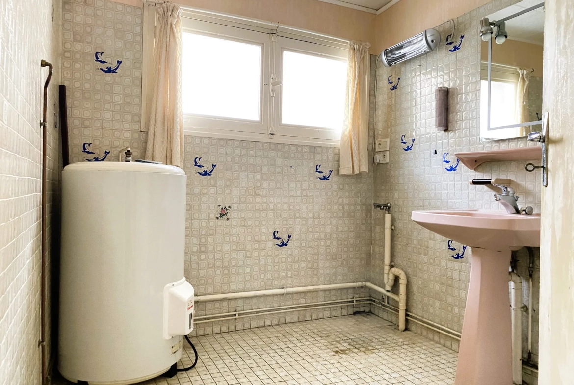 Maison de ville à Château-Renard à vendre avec garage et cour, à rénover 