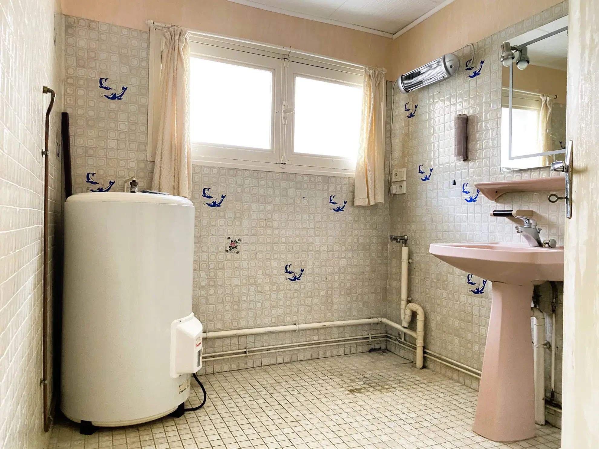 Maison de ville à Château-Renard à vendre avec garage et cour, à rénover 