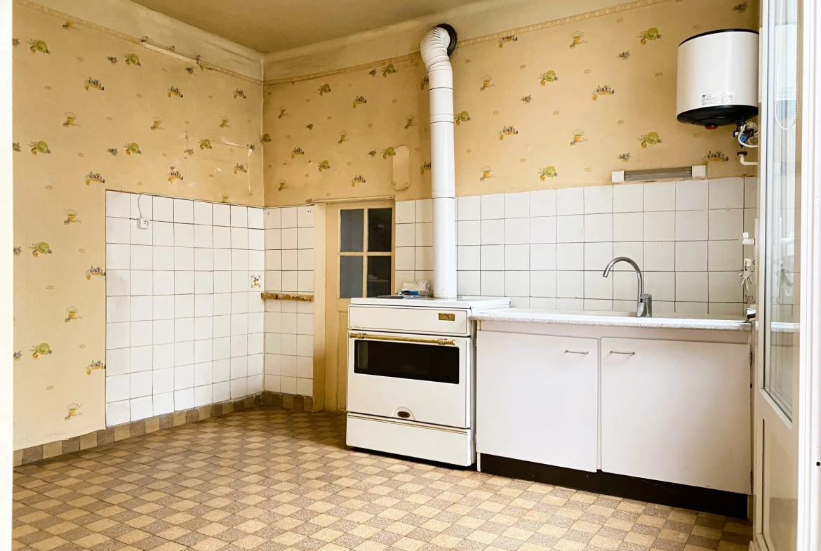 Maison de ville à Château-Renard à vendre avec garage et cour, à rénover 
