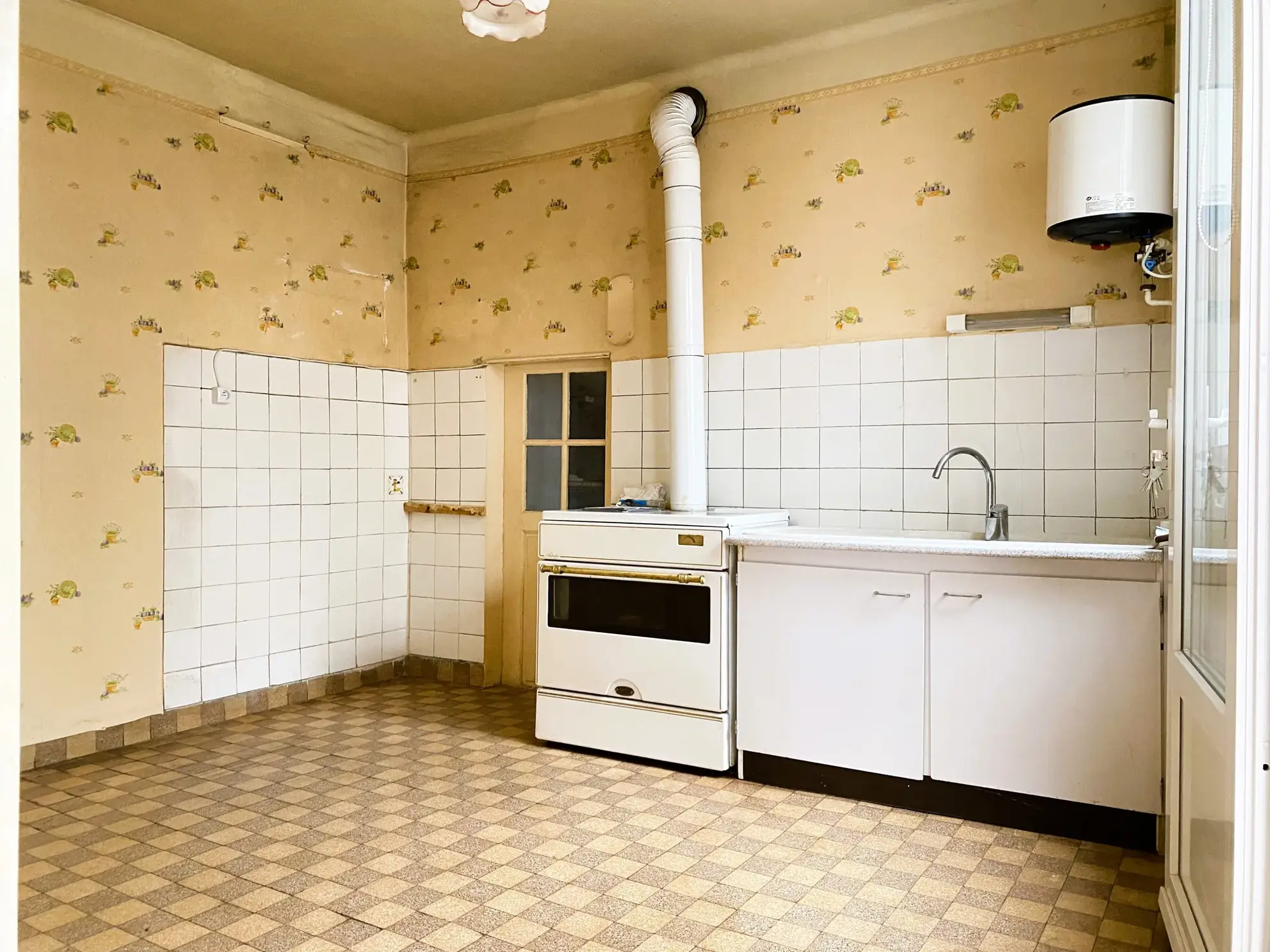 Maison de ville à Château-Renard à vendre avec garage et cour, à rénover 
