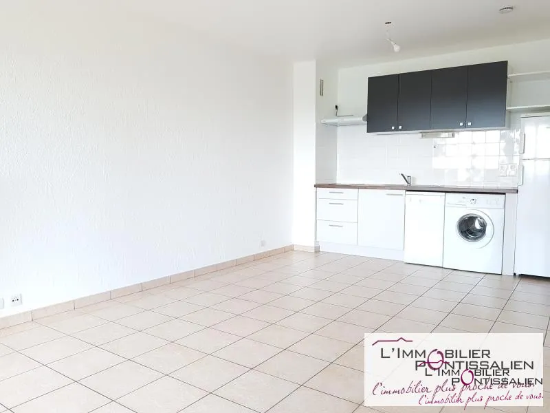 Appartement F2 rénové de 37 m² à Métabief, vue sur le balcon, parking privé, piscine et tennis 