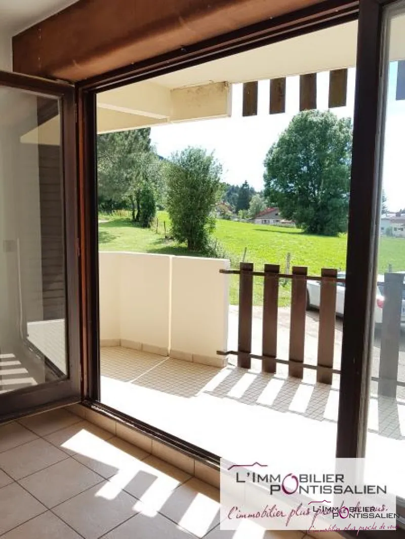 Appartement F2 rénové de 37 m² à Métabief, vue sur le balcon, parking privé, piscine et tennis 