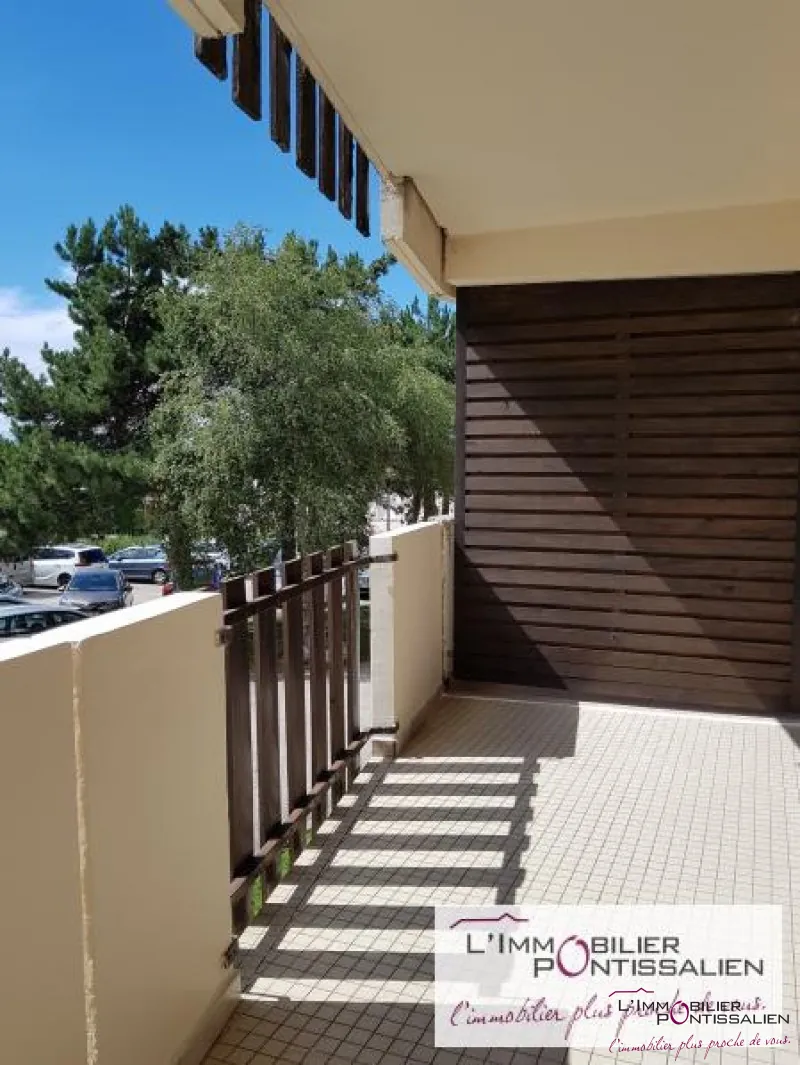 Appartement F2 rénové de 37 m² à Métabief, vue sur le balcon, parking privé, piscine et tennis 
