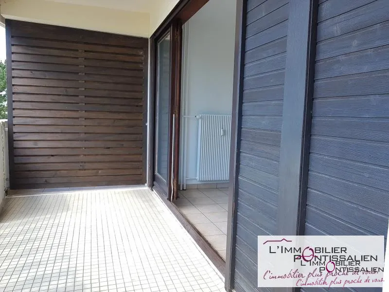 Appartement F2 rénové de 37 m² à Métabief, vue sur le balcon, parking privé, piscine et tennis 