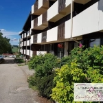 Appartement F2 rénové de 37 m² à Métabief, vue sur le balcon, parking privé, piscine et tennis