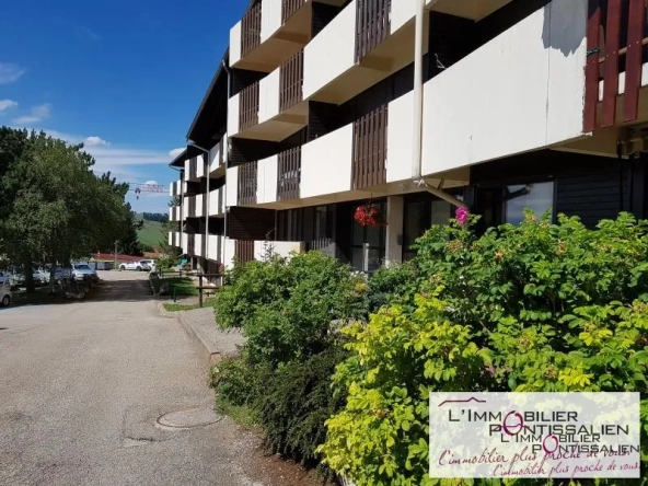 Appartement F2 rénové de 37 m² à Métabief, vue sur le balcon, parking privé, piscine et tennis