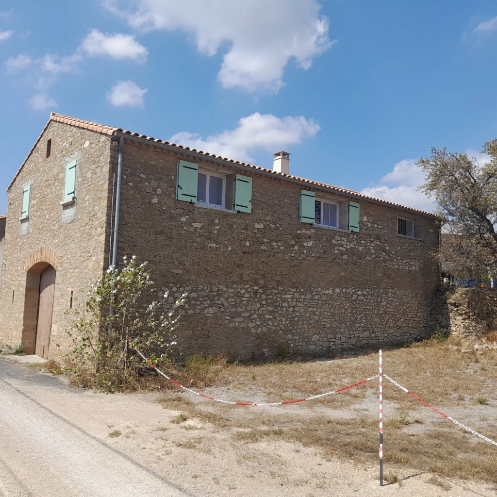 Maison vigneronne rénovée avec grand espace extérieur à Aigues Vives