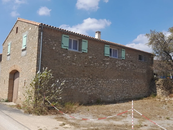 Maison vigneronne rénovée avec grand espace extérieur à Aigues Vives