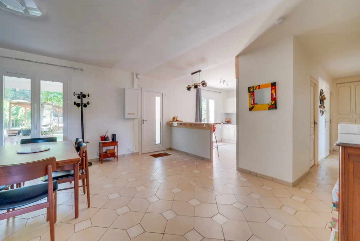 Maison 4 pièces de 92m² avec dépendances et jardin à Tauriac 