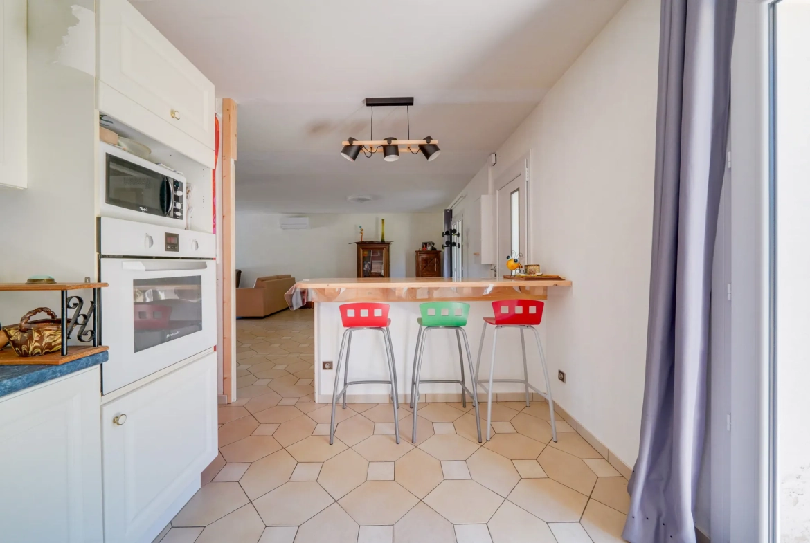 Maison 4 pièces de 92m² avec dépendances et jardin à Tauriac 