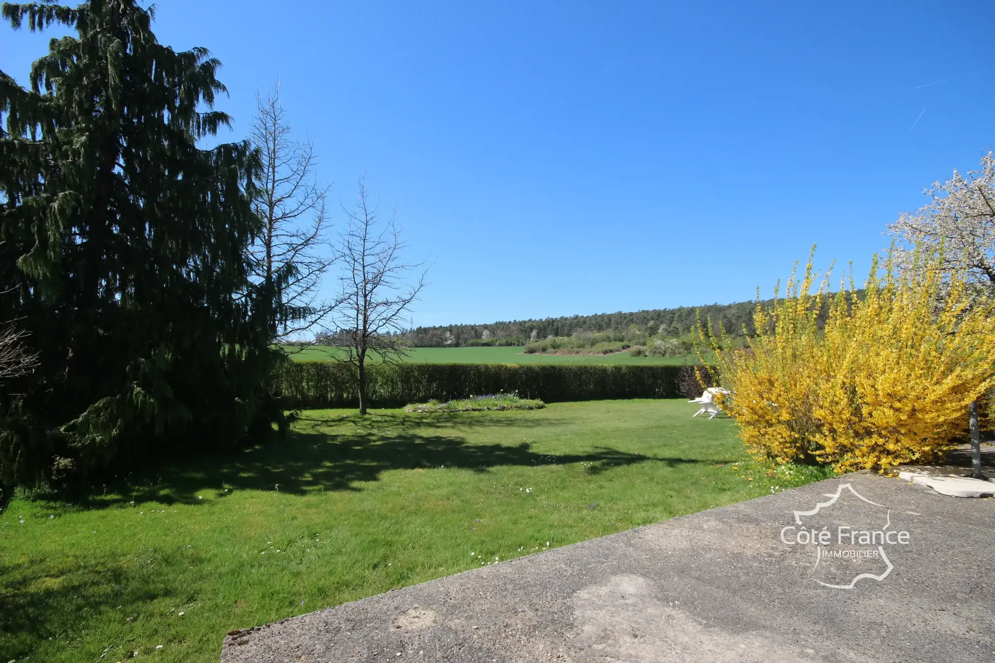Maison familiale de plain-pied avec terrain proche de la nature à Rancennes 