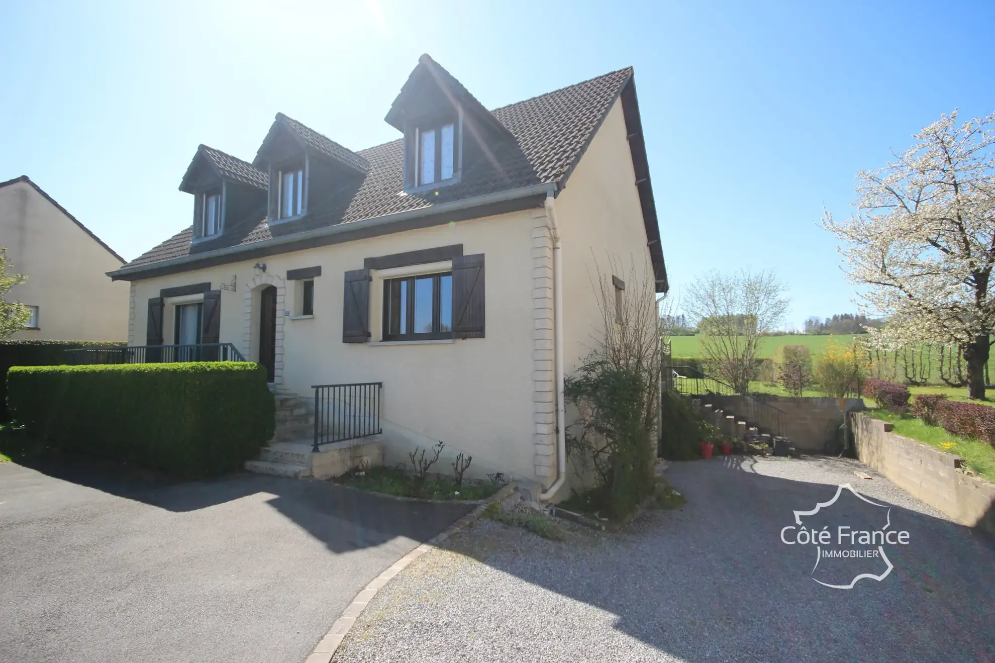 Maison familiale de plain-pied avec terrain proche de la nature à Rancennes 