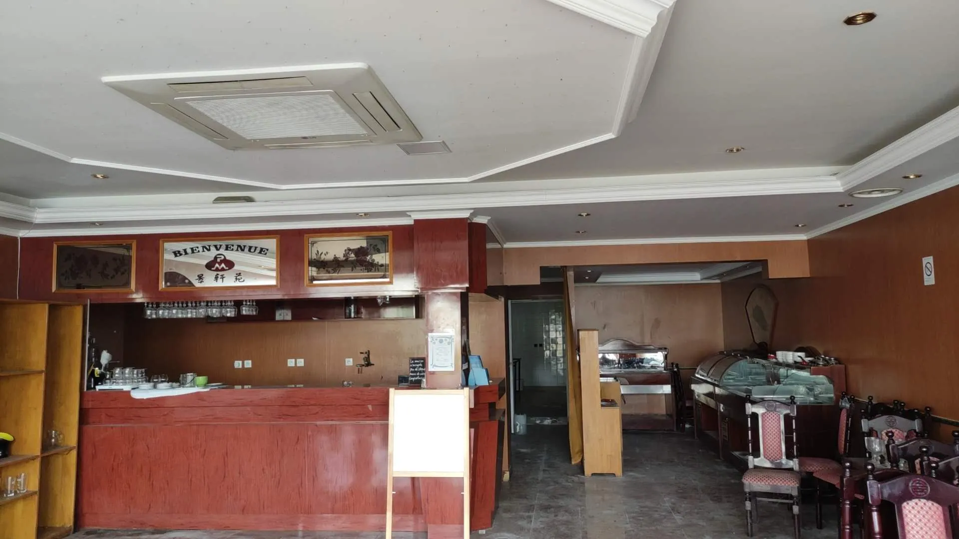 Local commercial et appartement à vendre à MEHUN-SUR-YEVRE - Opportunité d'investissement 