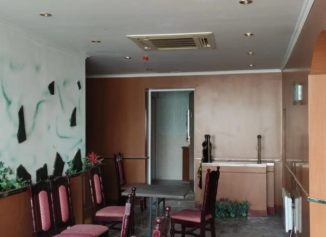 Local commercial et appartement à vendre à MEHUN-SUR-YEVRE - Opportunité d'investissement 