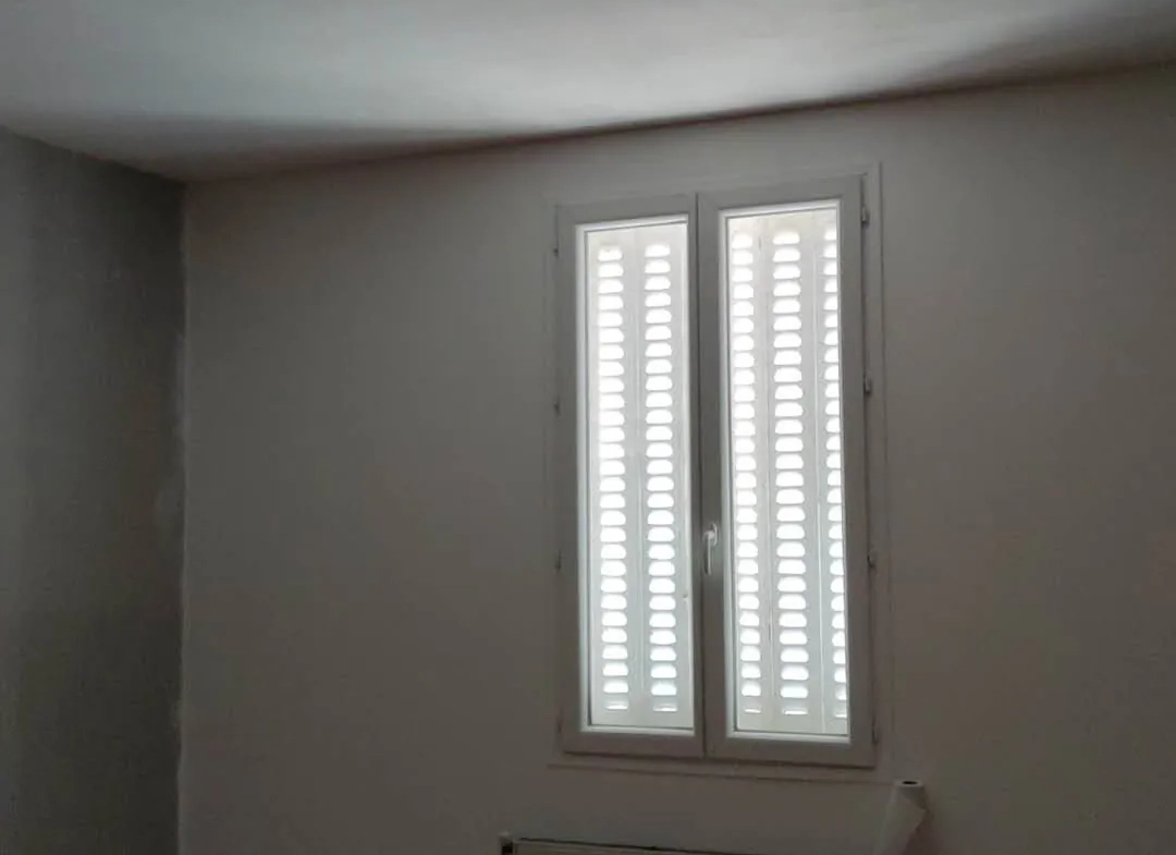 Local commercial et appartement à vendre à MEHUN-SUR-YEVRE - Opportunité d'investissement 