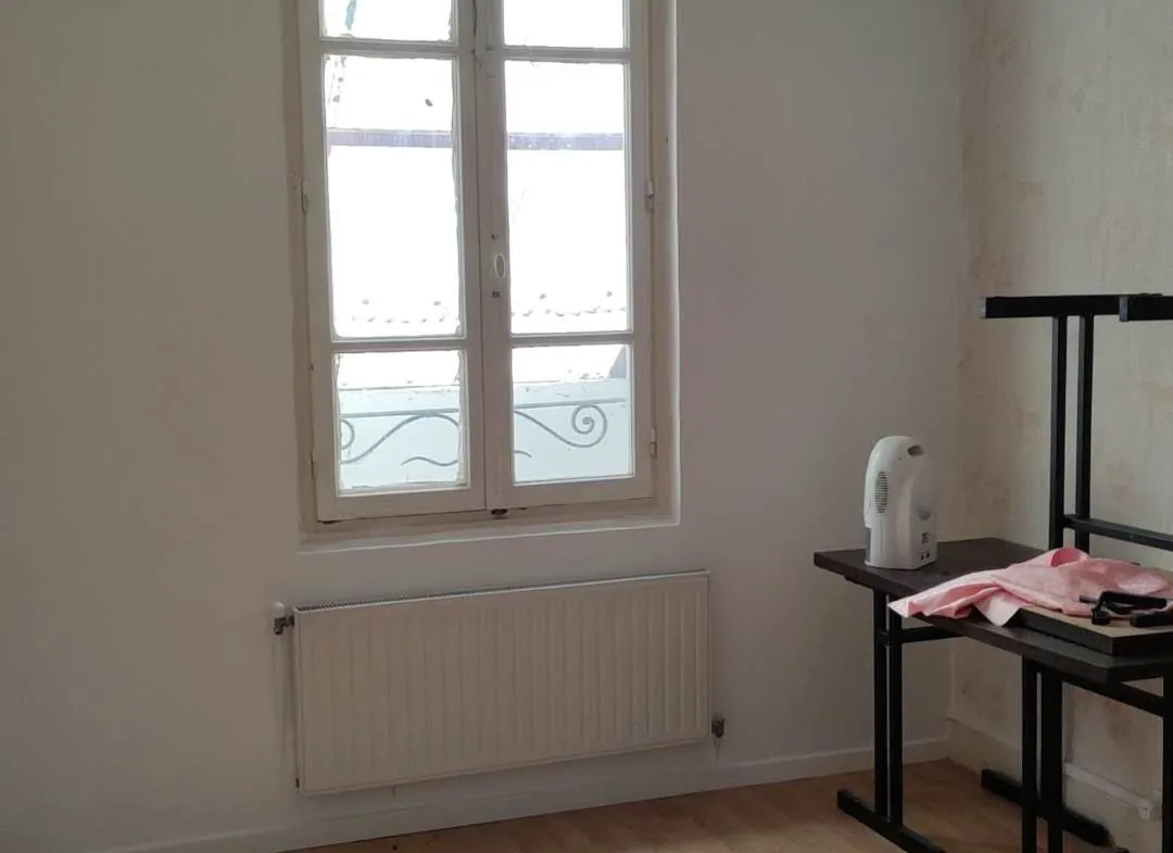 Local commercial et appartement à vendre à MEHUN-SUR-YEVRE - Opportunité d'investissement 