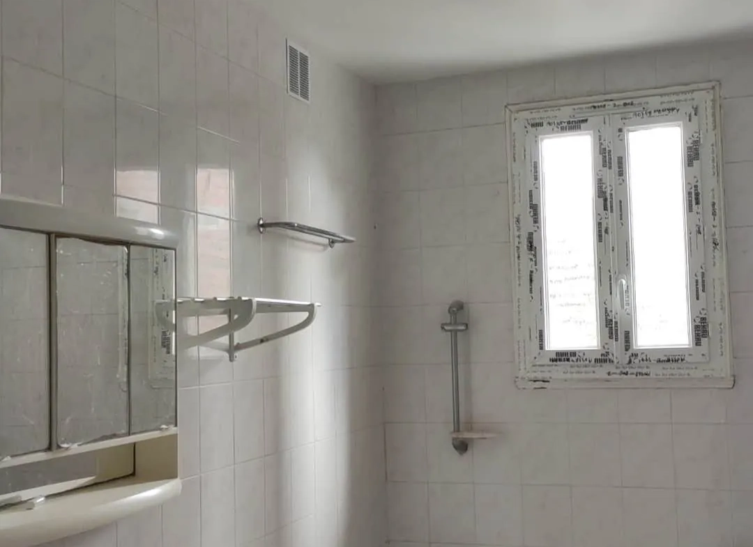 Local commercial et appartement à vendre à MEHUN-SUR-YEVRE - Opportunité d'investissement 