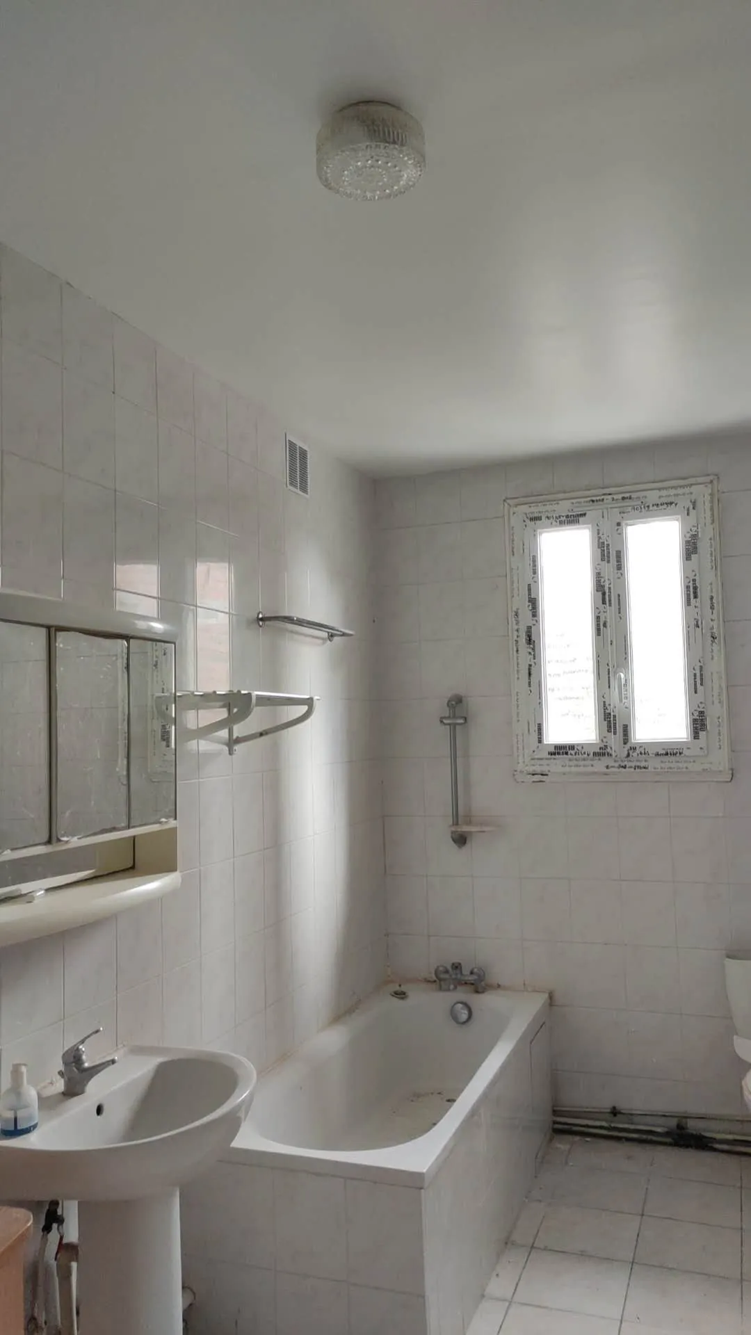 Local commercial et appartement à vendre à MEHUN-SUR-YEVRE - Opportunité d'investissement 
