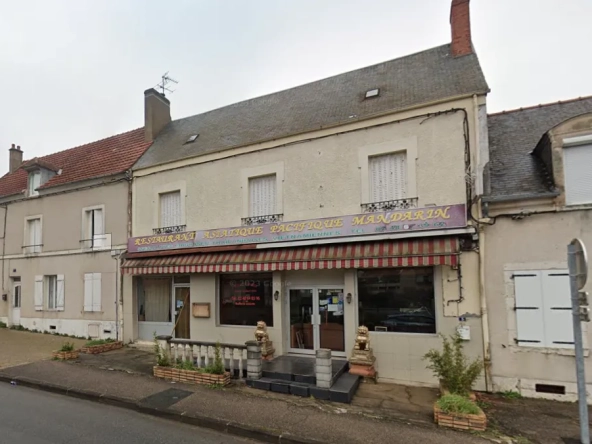 Local commercial et appartement à vendre à MEHUN-SUR-YEVRE - Opportunité d'investissement