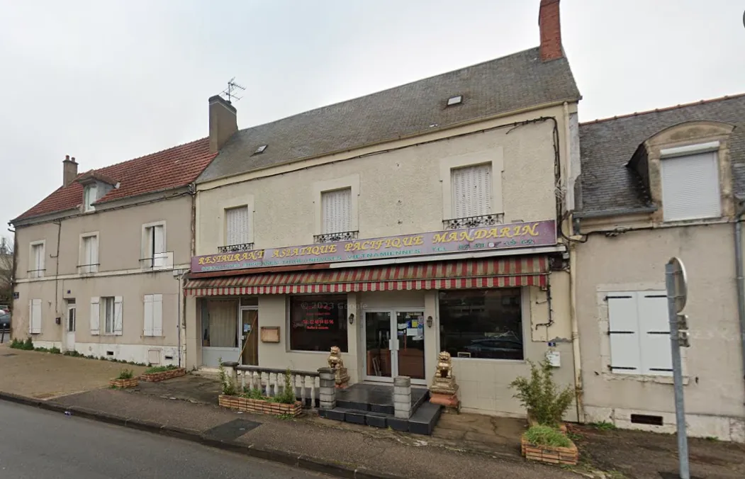Local commercial et appartement à vendre à MEHUN-SUR-YEVRE - Opportunité d'investissement 