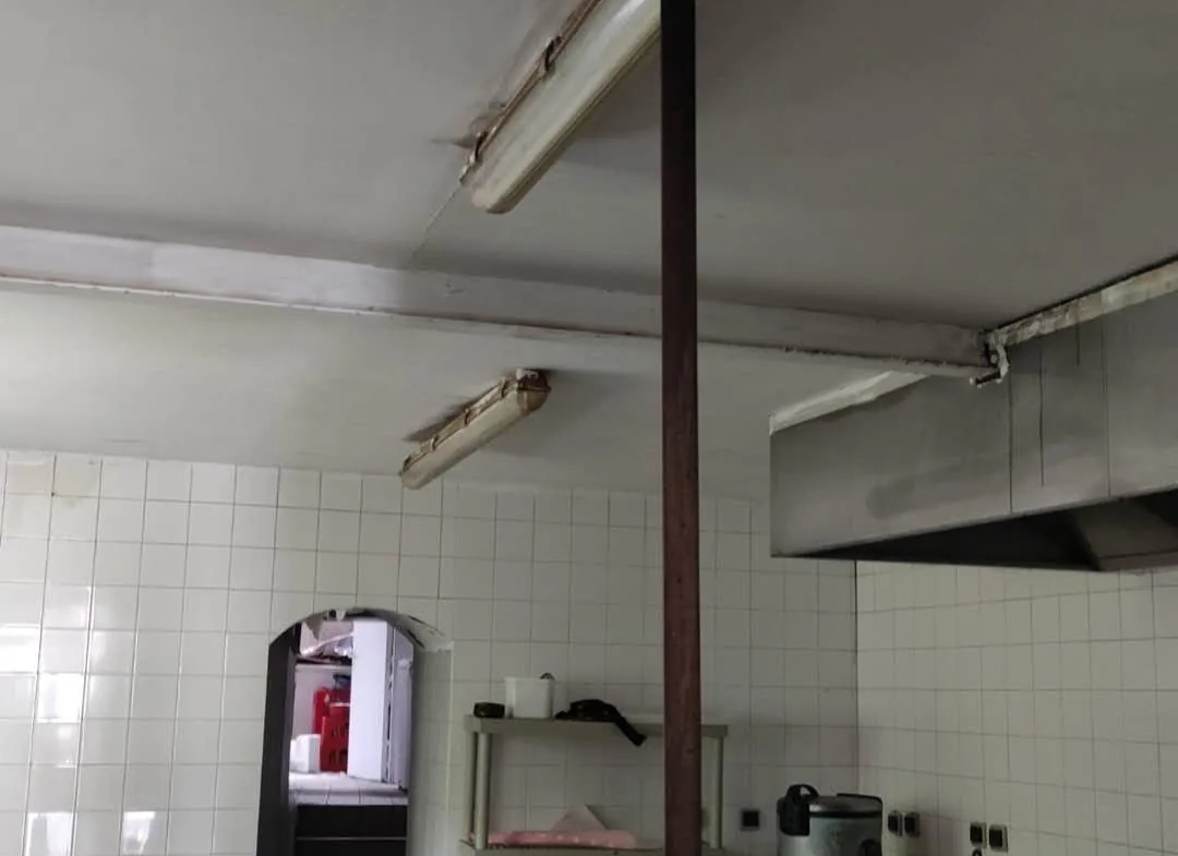 Local commercial et appartement à vendre à MEHUN-SUR-YEVRE - Opportunité d'investissement 