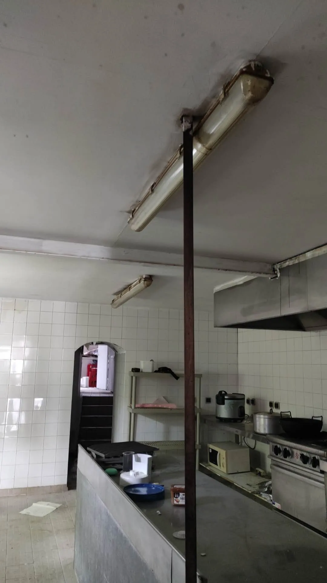 Local commercial et appartement à vendre à MEHUN-SUR-YEVRE - Opportunité d'investissement 