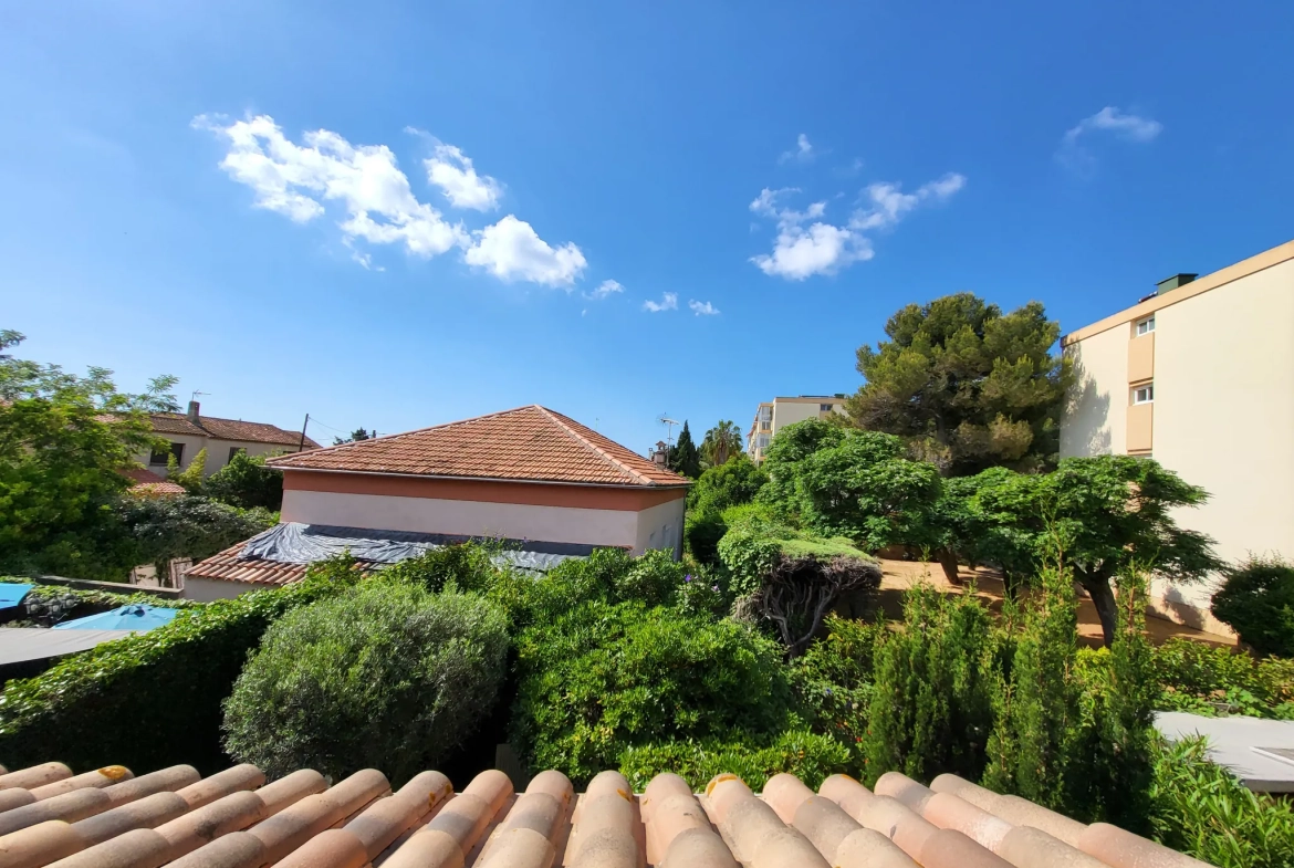 Charmant T2 en duplex à 1 km des plages avec terrasse plein sud et stationnement privé à La Seyne-sur-Mer 