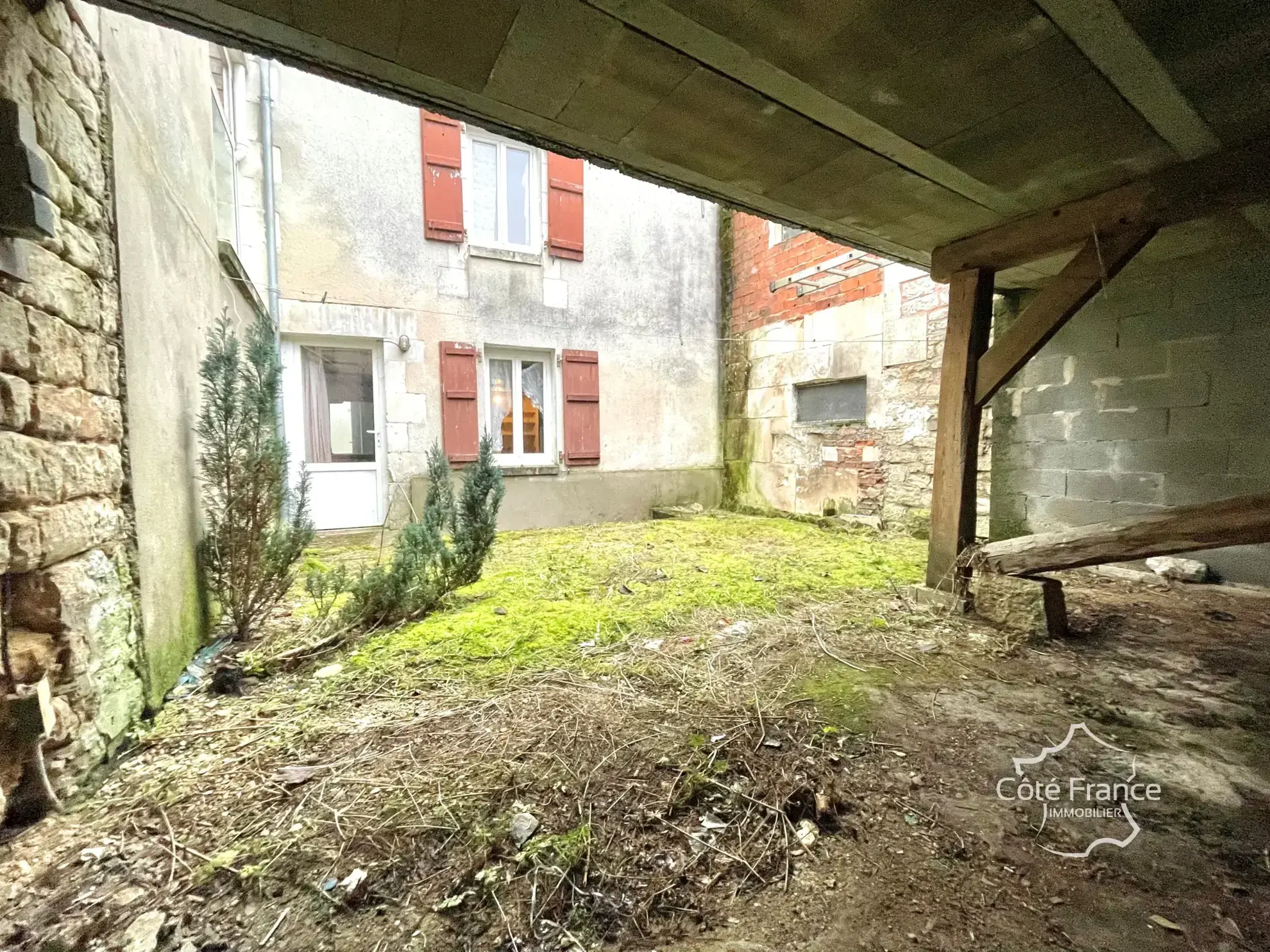 Maison de village lumineuse avec fort potentiel à Courson-les-Carrières 