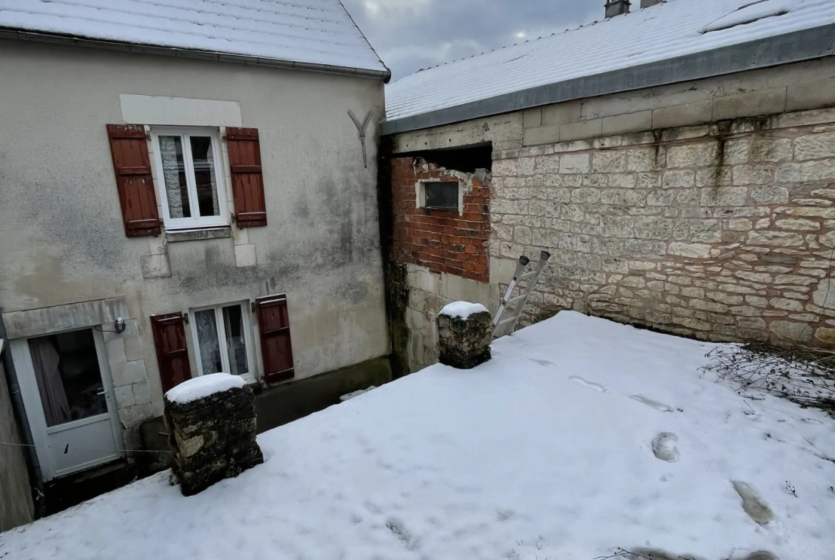 Maison de village lumineuse avec fort potentiel à Courson-les-Carrières 
