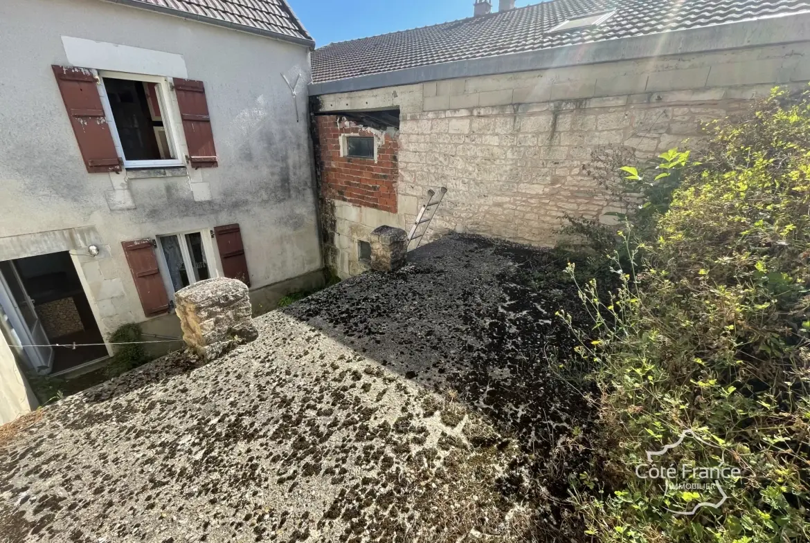 Maison de village lumineuse avec fort potentiel à Courson-les-Carrières 