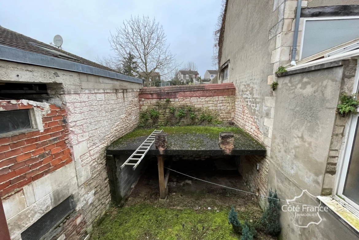 Maison de village lumineuse avec fort potentiel à Courson-les-Carrières 
