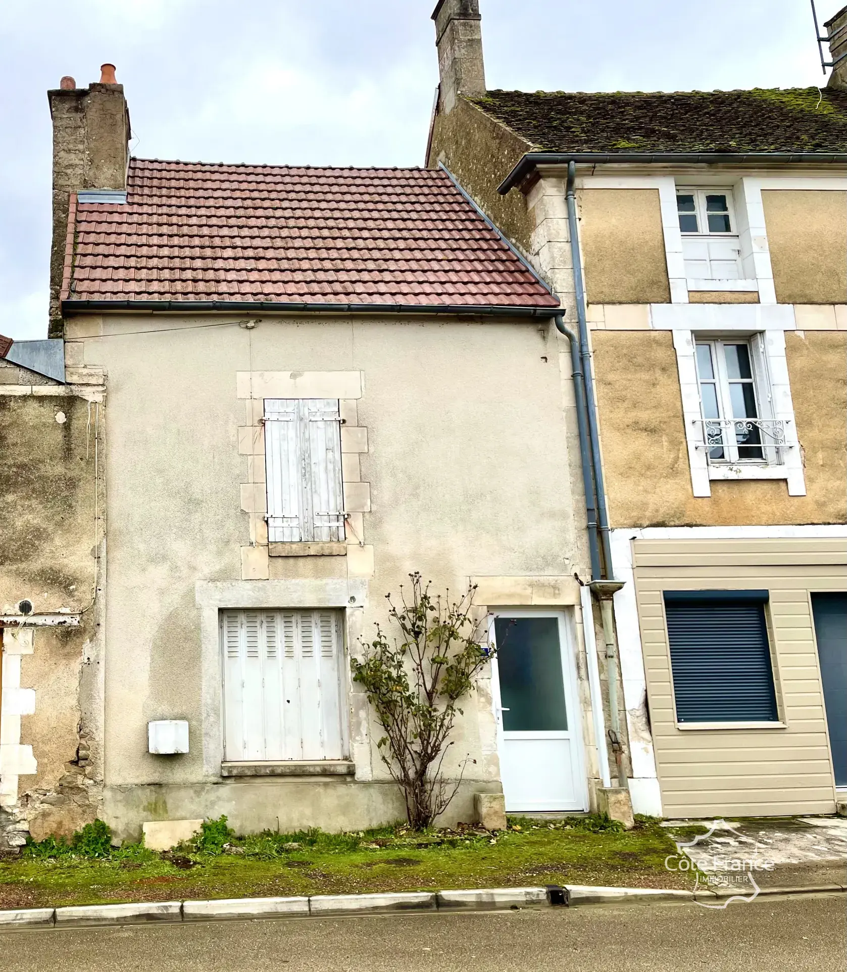 Maison de village lumineuse avec fort potentiel à Courson-les-Carrières 