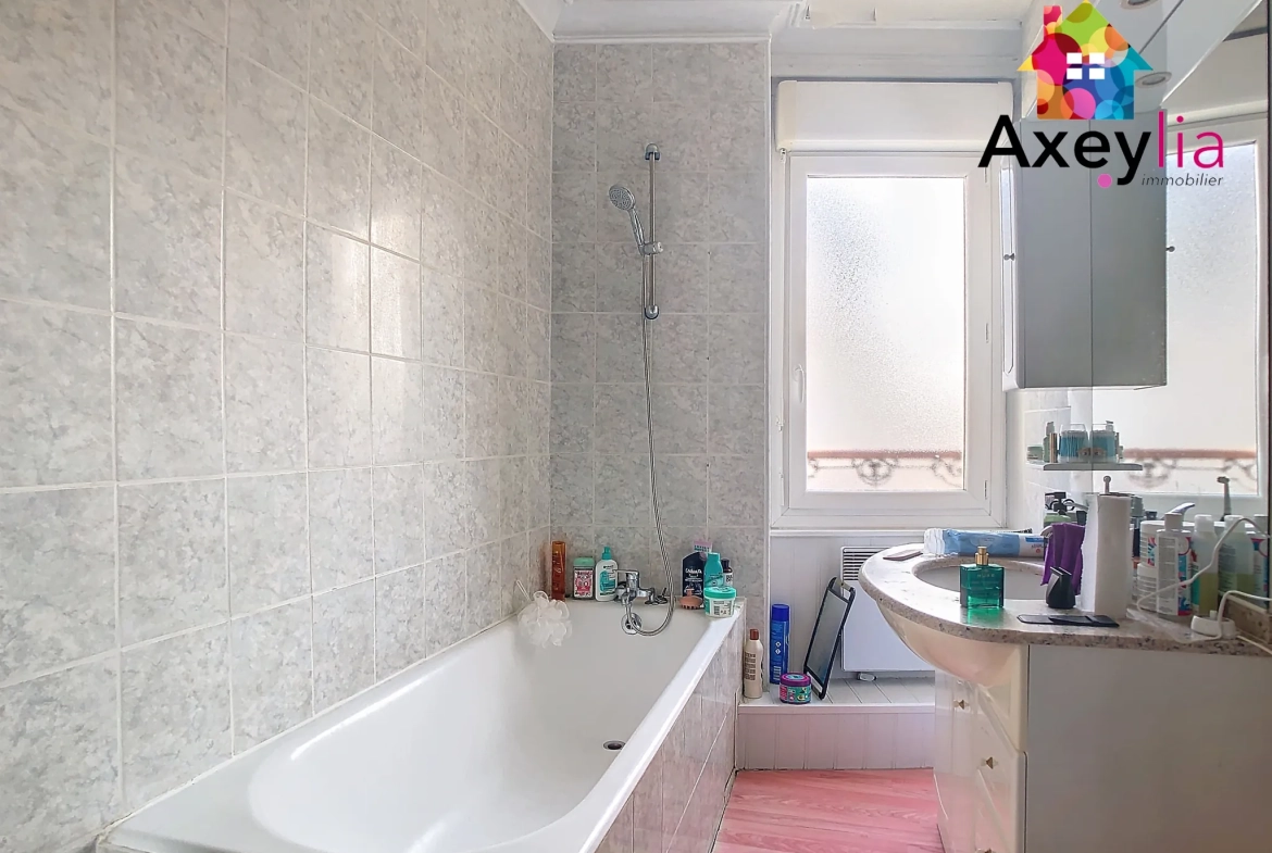 Immeuble à vendre à Digoin avec local commercial et appartement loué 