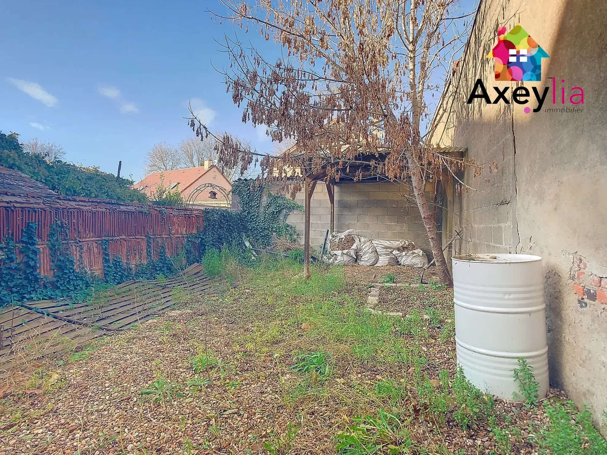 Immeuble à vendre à Digoin avec local commercial et appartement loué 