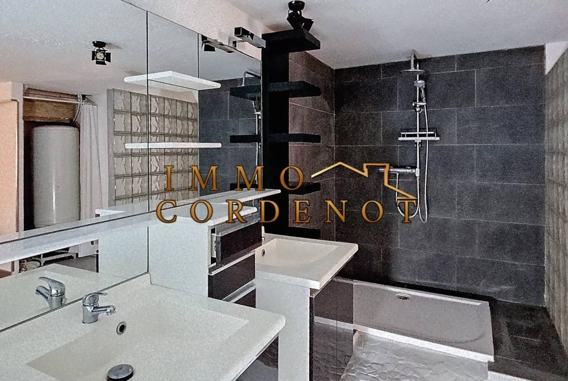 Maison à Néoules avec 3 chambres, suite parentale et commodités à proximité 