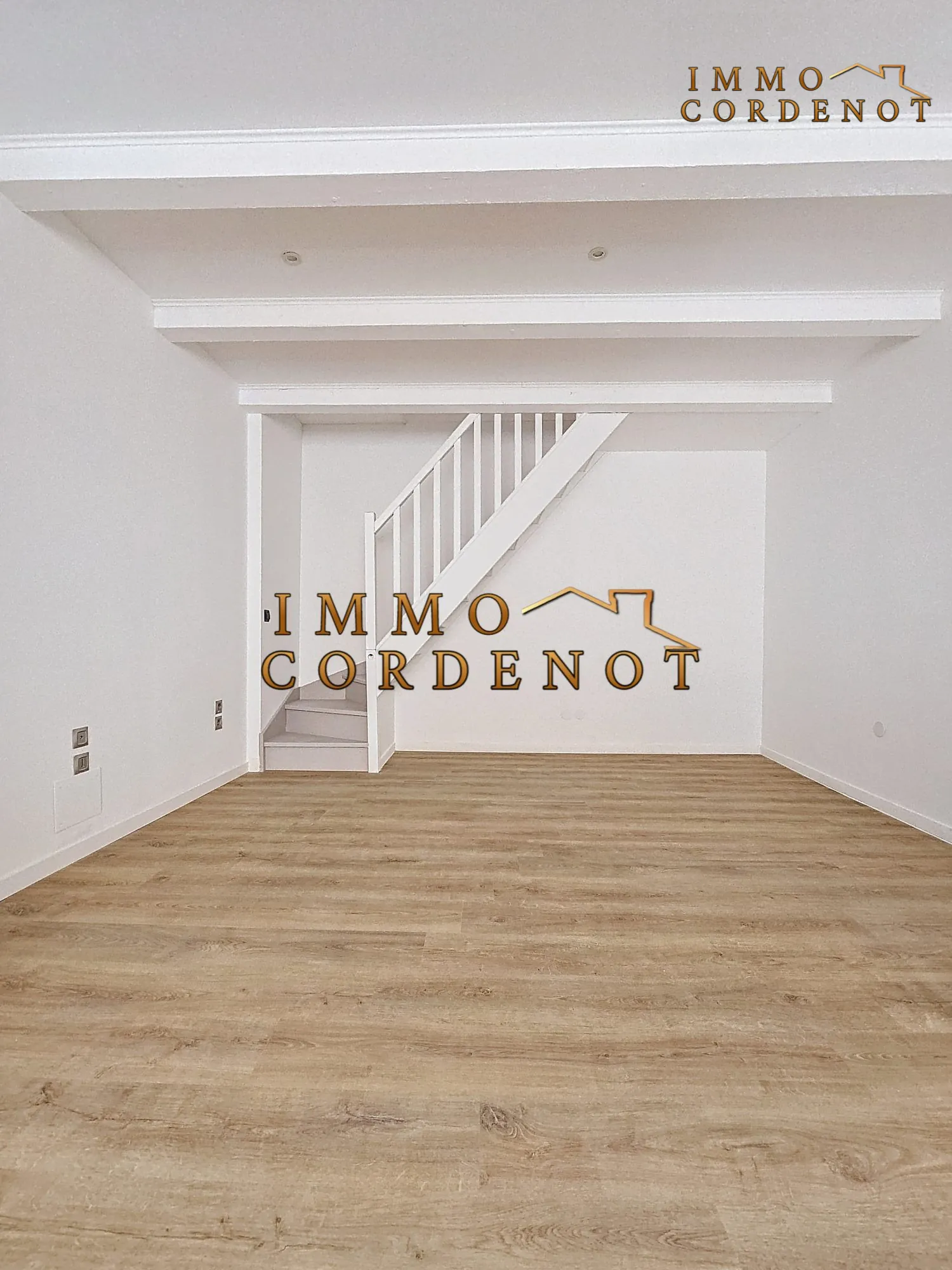 Maison à Néoules avec 3 chambres, suite parentale et commodités à proximité 