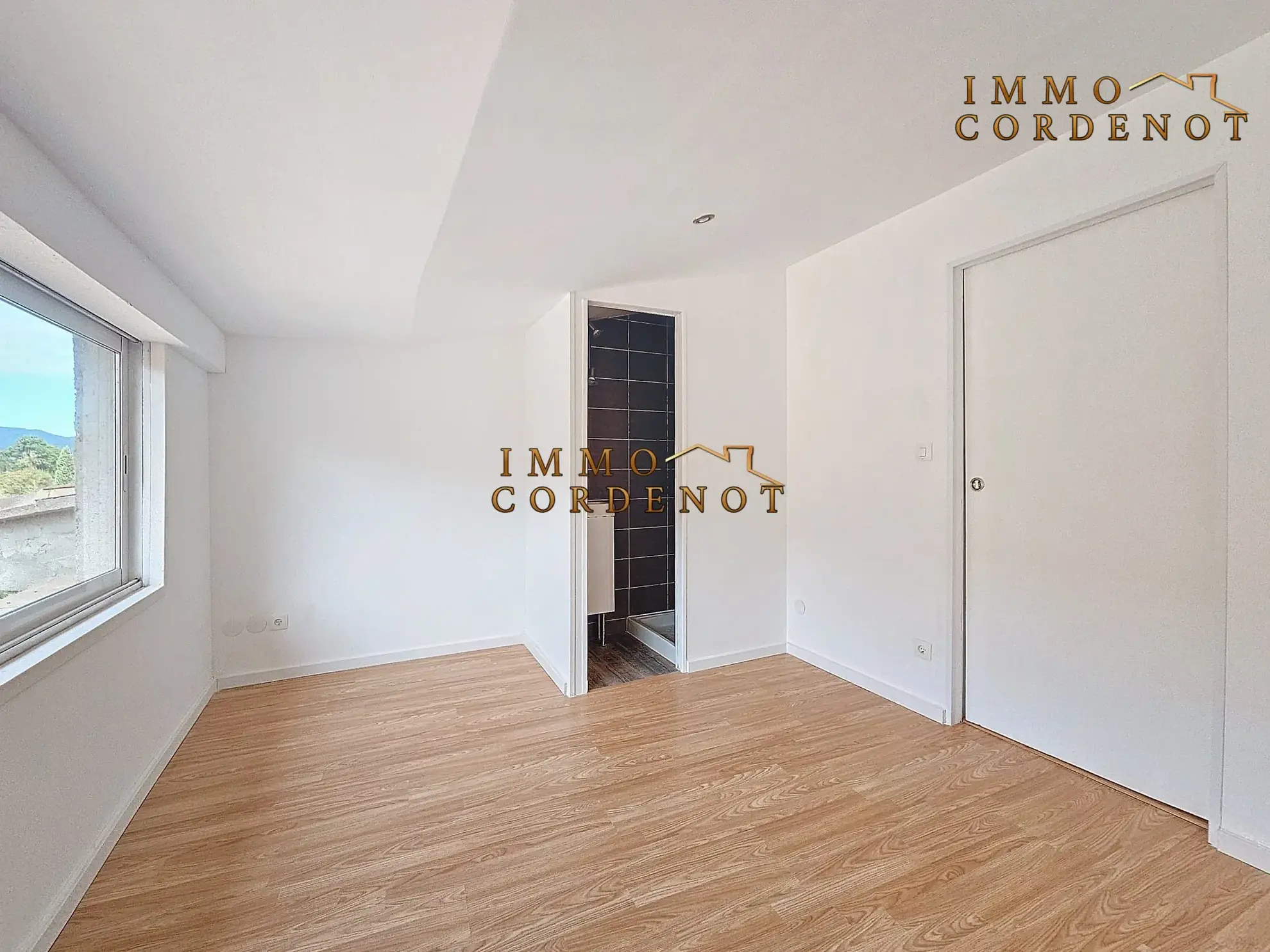 Maison à Néoules avec 3 chambres, suite parentale et commodités à proximité 