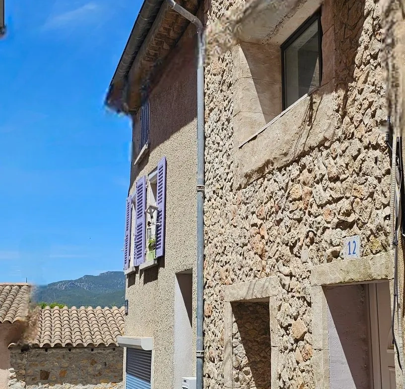 Maison à Néoules avec 3 chambres, suite parentale et commodités à proximité 
