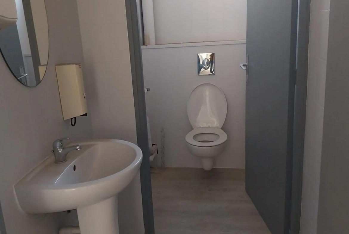 Bureaux en zone d'activité de 116 m² à Marseille 15 