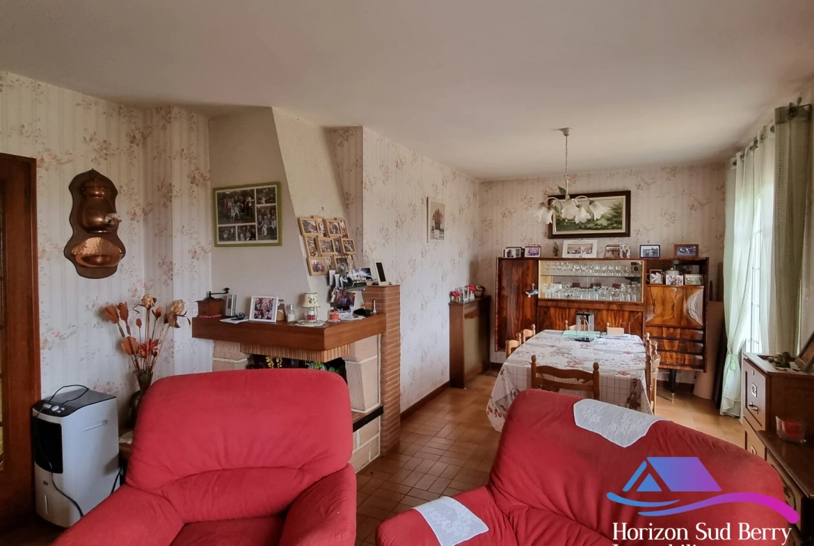 Séjour avec cheminée Charmante maison de 4 chambres avec studio et jardin clos à La Châtre 