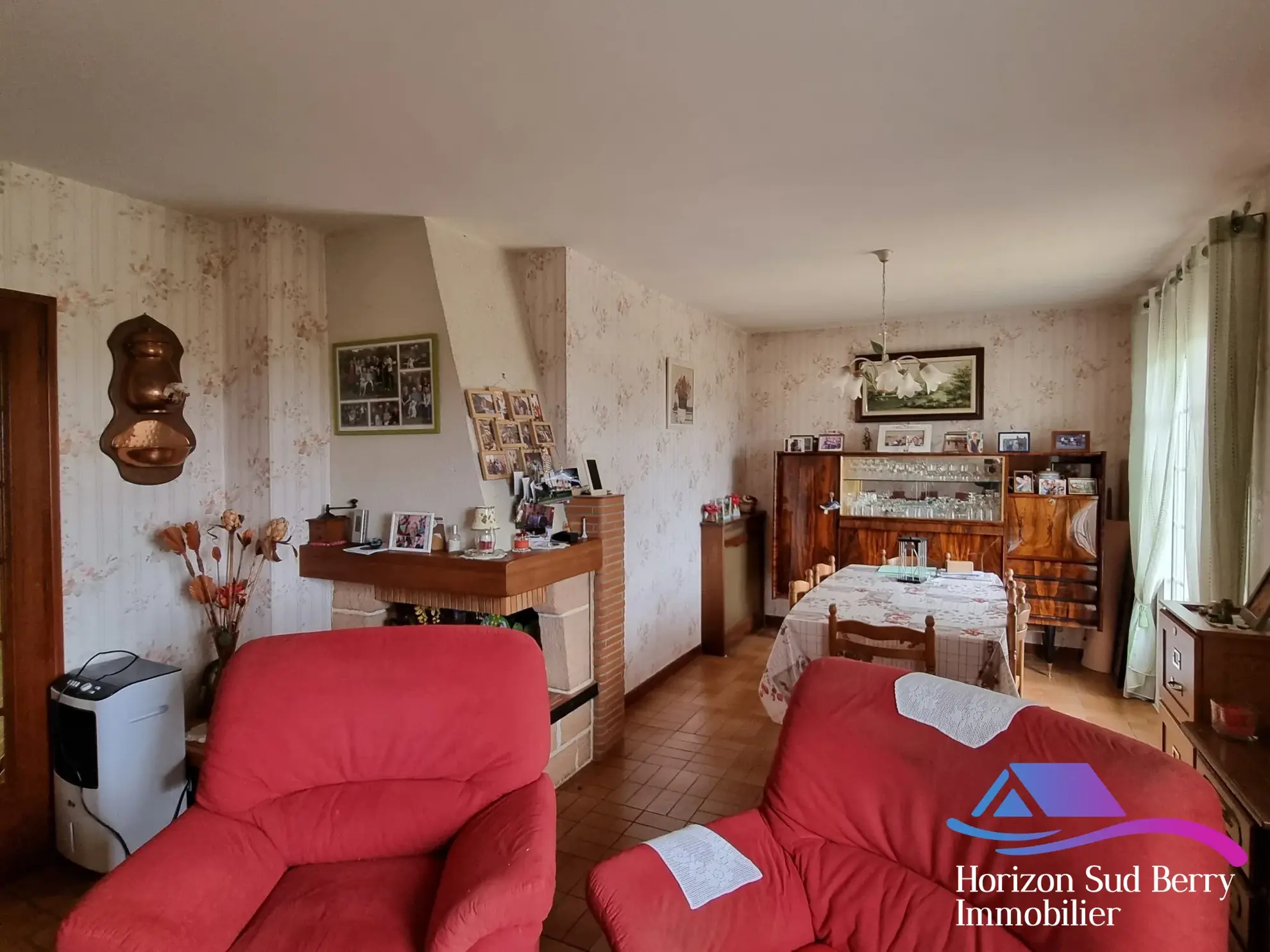Séjour avec cheminée Charmante maison de 4 chambres avec studio et jardin clos à La Châtre 